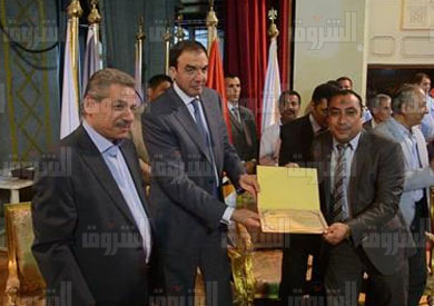 جامعة بني سويف تكرم «مراسل الشروق» لدور الجريدة في المساهمة بالنهوض بالجامعة - تصوير: حازم الخولي